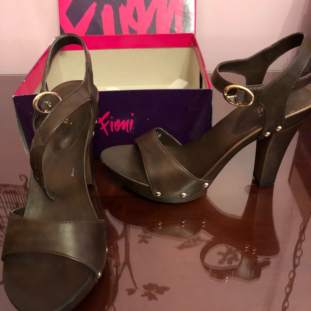 Women Fioni brown high heels